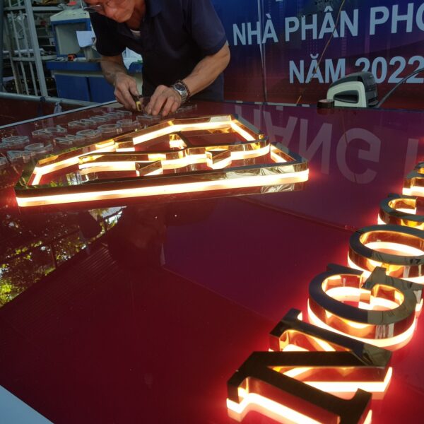 Thiết kế thi công biển chữ inox chân đế mica hắt sáng