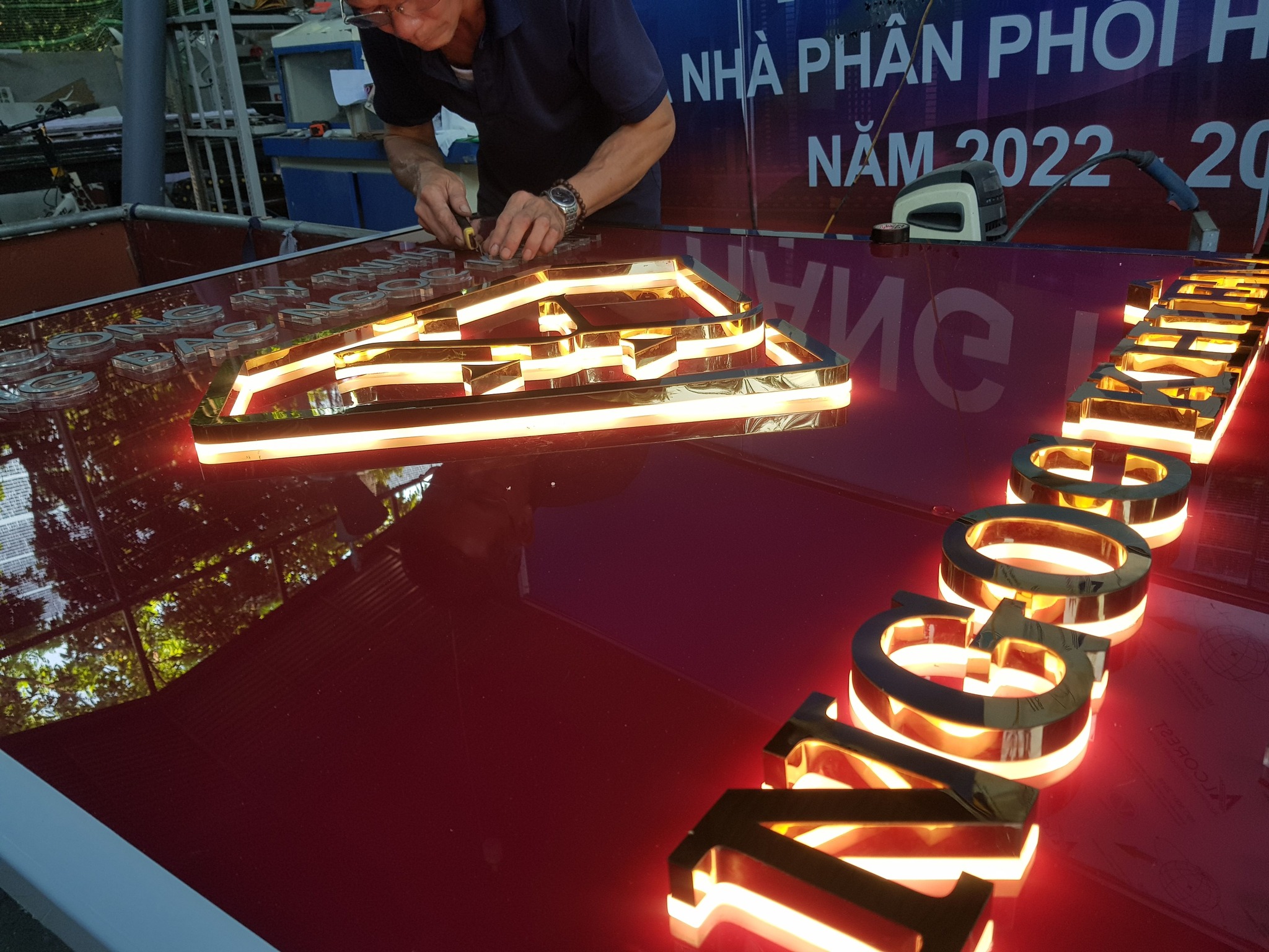 Thiết kế thi công biển chữ inox chân đế mica hắt sáng