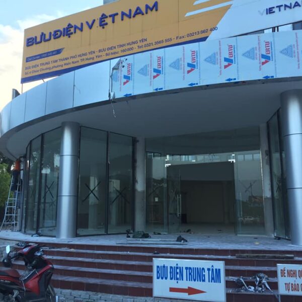 THI CÔNG ỐP ALUMINUL NGOÀI TRỜI TRUNG TÂM HÀNH CHÍNH CÔNG.