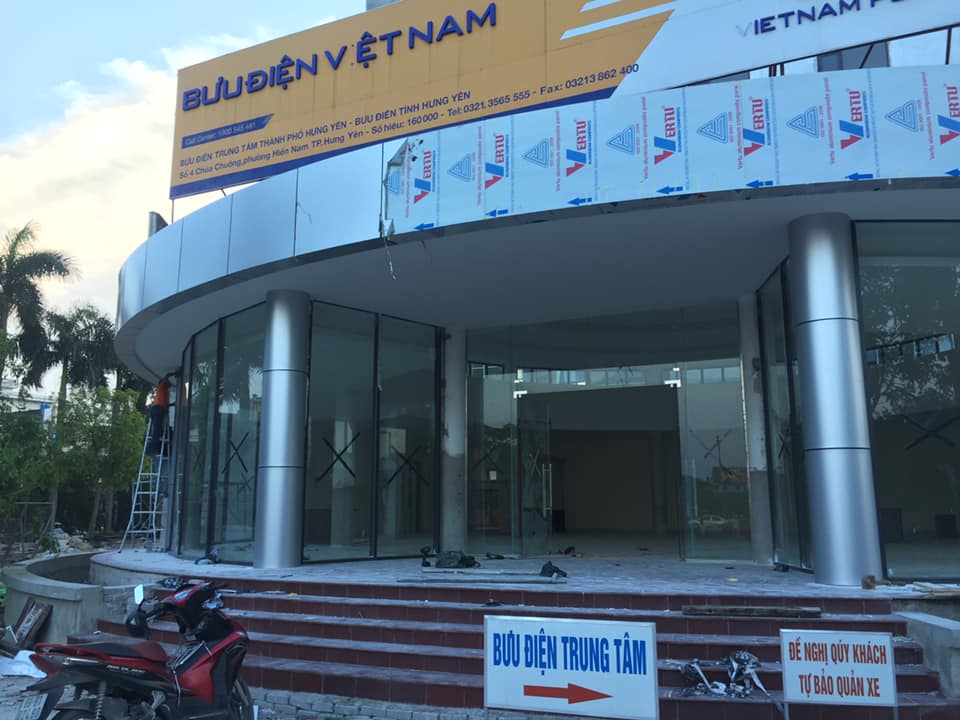 THI CÔNG ỐP ALUMINUL NGOÀI TRỜI TRUNG TÂM HÀNH CHÍNH CÔNG.
